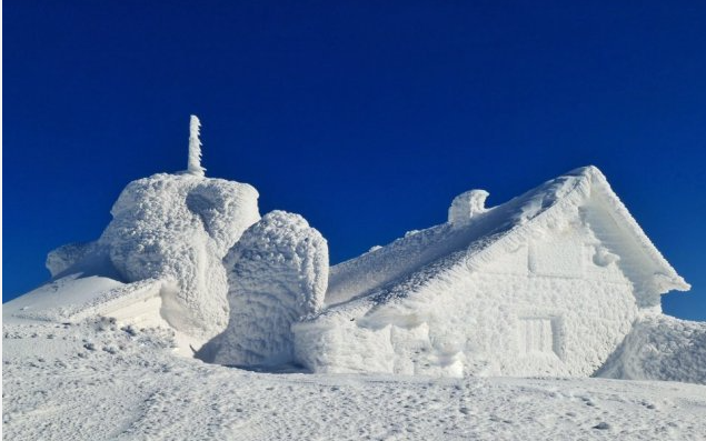 GALERIE FOTO - Imagini INCREDIBILE. Cabana Omu, după viscol care a durat 156 ore!