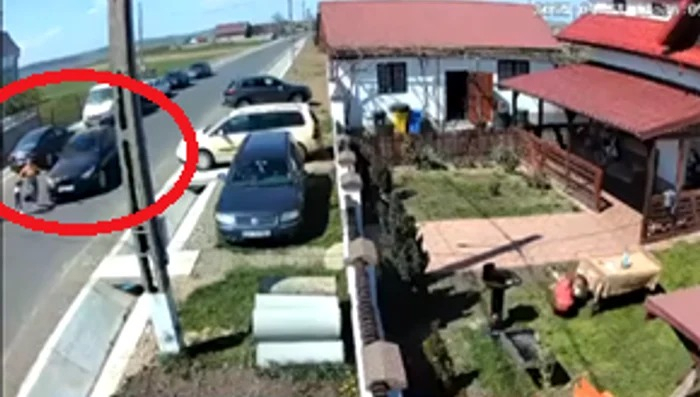 O tânără mamă a murit iar fetița ei a fost grav rănită, după ce au fost spulberate de o mașină