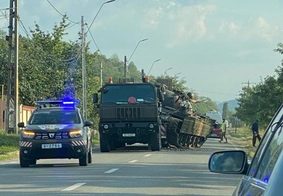 Un tanc a căzut de pe un trailer într-o localitate din Bacău / MApN: Trailerul a evitat un bătrân care traversa neregulamentar