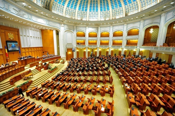 Senatul României a cheltuit peste 250.000 de euro pe eșarfe, butoni cu pietre semiprețioase, serviete din piele saffiano, stilouri  