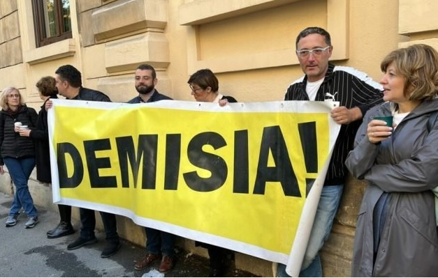 Protest la Ministerul Educaţiei: Zeci de personalități cer demisia lui Cîmpeanu