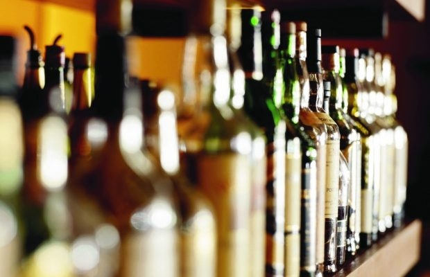 În comă alcoolică, după ce au băut coniac din banii de colindat