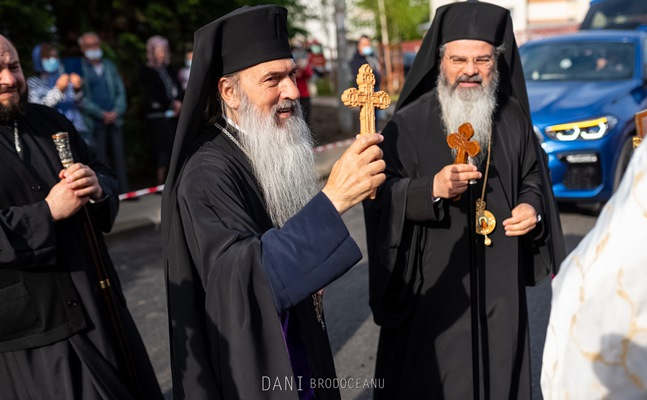 ÎPS Teodosie nu mai are voie să slujească în sobor cu alți ierarhi până nu renunță la rostirea Moliftelor Sf. Vasile în timpul sfintei liturghii