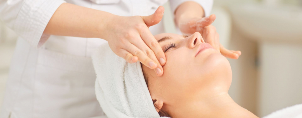 Beauty therapy. Cum ajută machiajul terapeutic femeile care trec prin chimioterapie