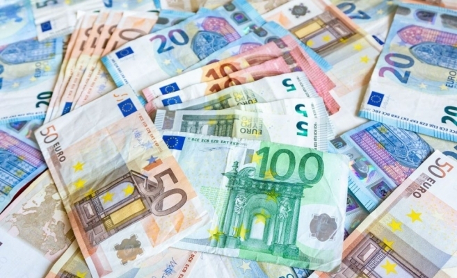 Metoda de furt „îmbrățișare afectuoasă“ face ravagii. Familie de români din Spania acuzată de furturi de milioane de euro