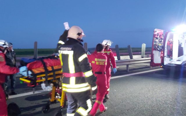 Un microbuz a lovit o casă pe DN 14, în Brateiu. Trei victime au ajuns la spital
