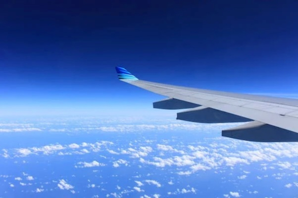 5 lucruri pe care să le iei cu tine atunci când călătorești cu avionul