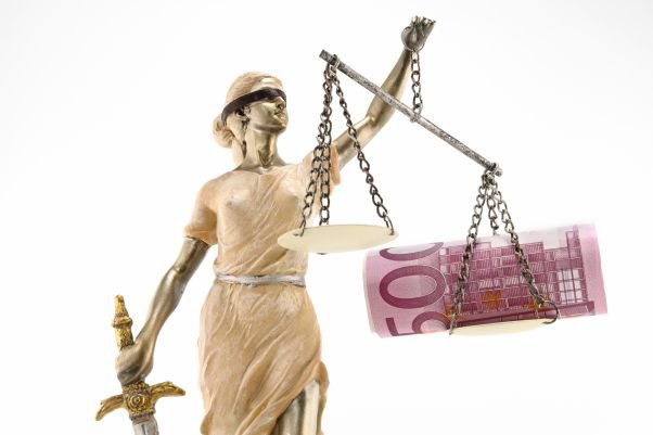 Directorul Direcției Regionale Vamale București, trimis în judecată pentru corupție alături alți doi funcționari din cadrul instituției