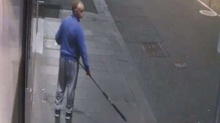 NO COMMENT: Un bărbat a furat un colier Versace din vitrina unui magazin folosind o undiță 