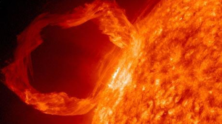 Unde magnetice de înaltă frecvenţă produse de Soare ar putea explica de ce temperatura atmosferei solare este de aproximativ 200 de ori mai ridicată decât temperatura de la suprafaţa astrului