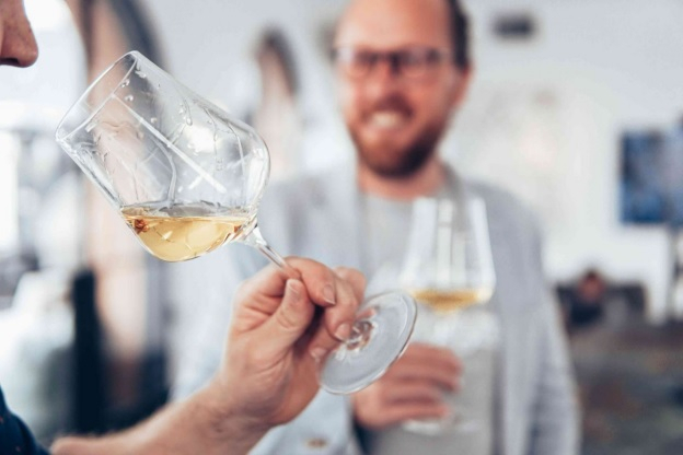 TOP 5 cadouri interesante pentru un iubitor de vinuri