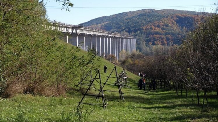 Rușine națională. Spectaculoasa cale ferată, finalizată la 95% de Nicolae Ceaușescu, zace în paragină. Fostul șef de stat se inspirase din superbe viaducte din Occident