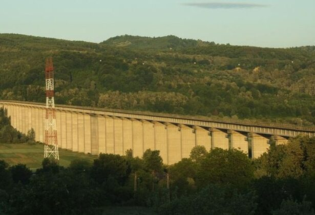 Rușine națională. Spectaculoasa cale ferată, finalizată la 95% de Nicolae Ceaușescu, zace în paragină. Fostul șef de stat se inspirase din superbe viaducte din Occident