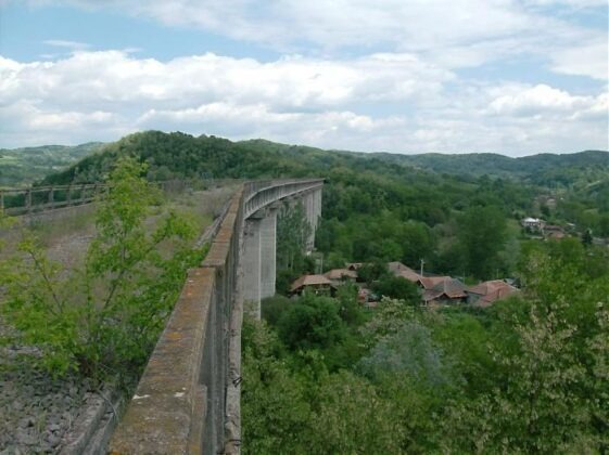 Rușine națională. Spectaculoasa cale ferată, finalizată la 95% de Nicolae Ceaușescu, zace în paragină. Fostul șef de stat se inspirase din superbe viaducte din Occident