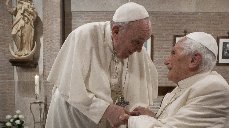 Eveniment unic in istorie! Papa Francisc va oficia funeraliile predecesorului sau Benedict al XVI-lea