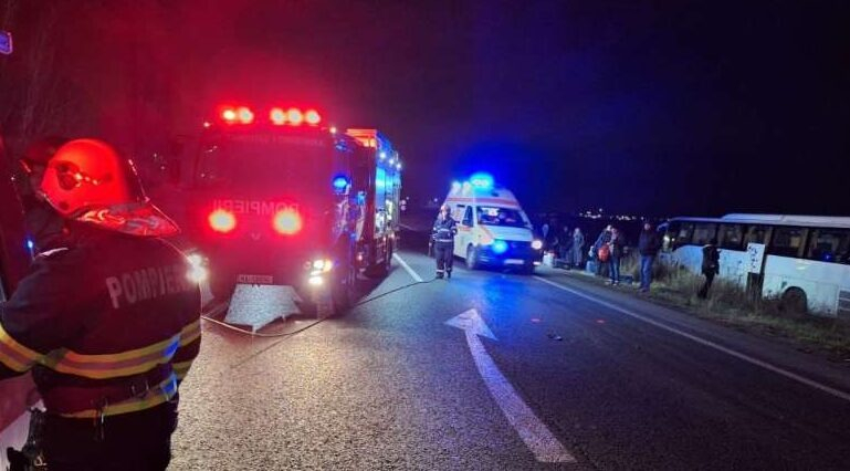 O poliţistă de 23 de ani a murit în Botoșani, în urma unui accident rutier / Mașina în care se afla a fost lovită frontal de un autoturism care a intrat pe contrasens