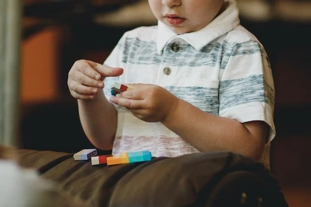 Primăria Iași oferă un ajutor lunar de 1.000 de lei pentru consilierea şi terapiile copiilor cu autism
