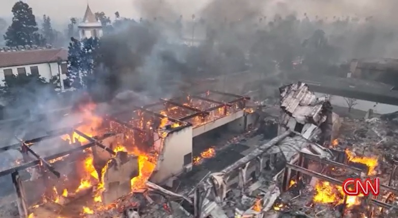Incendiile violente alimentate de vânturi puternice din Los Angeles au ucis cinci persoane. Multe celebrități și-au pierdut casele