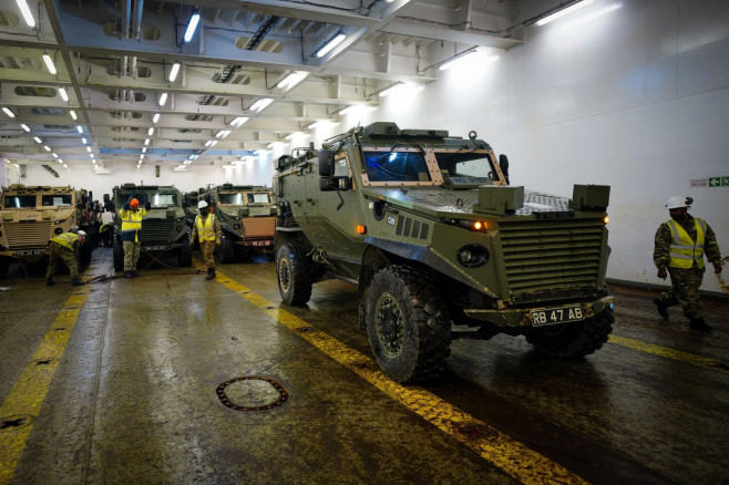 Sute de vehicule militare britanice vor ajunge în România, la cel mai mare exercițiu NATO din Europa de Est