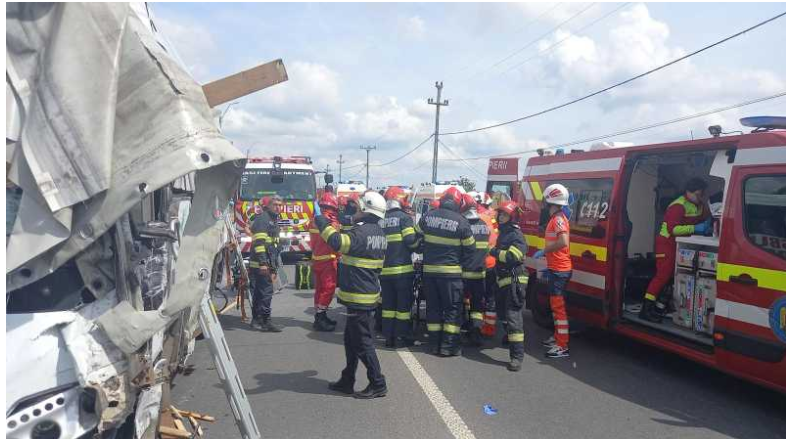 Accident cu 13 victime la Lețcani, Un autocar și un camion s-au ciocnit