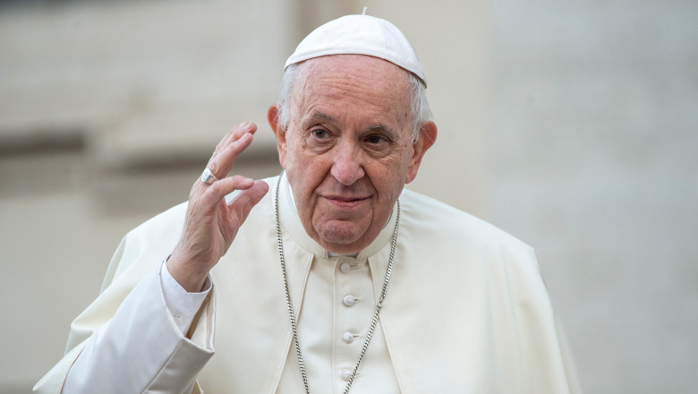 Starea de sănătate a Papei Francisc s-a mai îmbunătățit