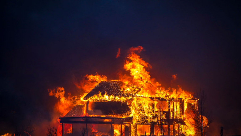Arde o casă din Volovăț!