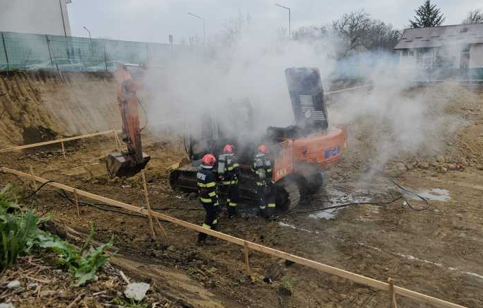Un excavator a luat foc pe un șantier din municipiul Dorohoi