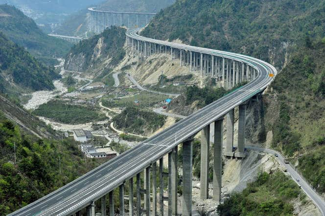 China comunistă a făcut anul trecut 9.000 km de autostradă. Ciolacu a făcut 21km în 4 ani
