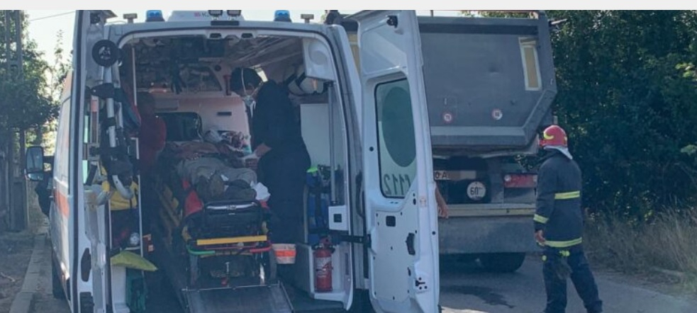 Cioban strivit de un camion, din cauza unei oi
