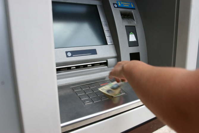 Acești români nu au acces la bancomate! Ce trebuie să facă toți cei care vor să retragă bani de pe card