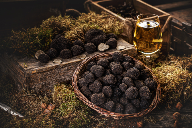 Trufele negre intră în jocul marilor bani. Ciupercile de pădure, noul lux culinar livrat la ușă