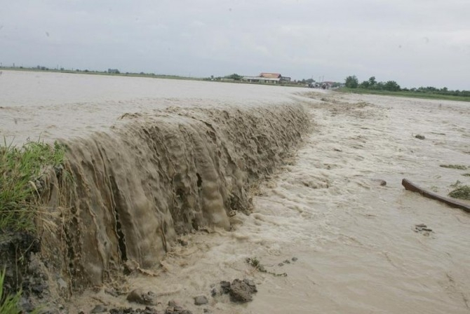 VIDEO Un torent gigantic se indreapta dinspre Ucraina spre barajul de la Stinca-Costesti: 