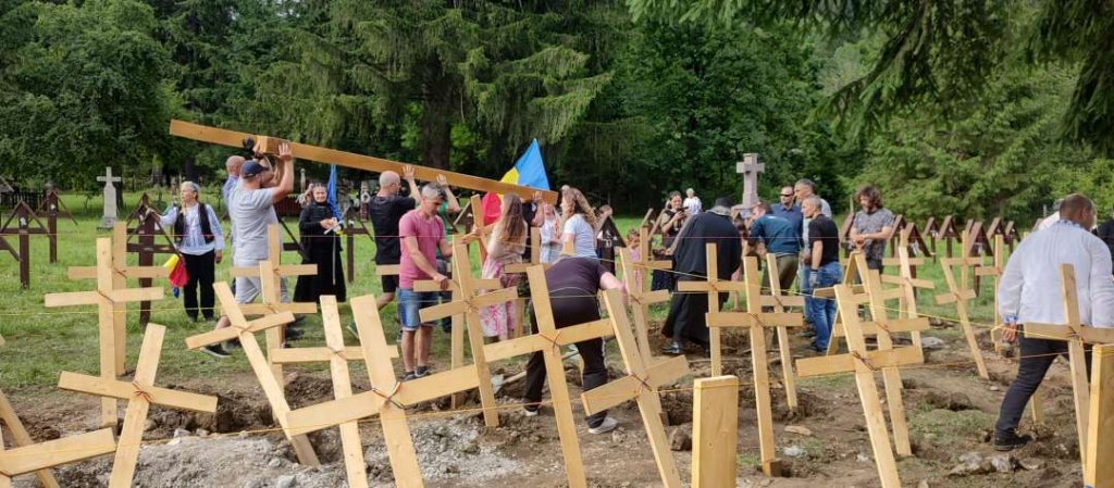 Scandalul crucilor din Cimitirul Eroilor de la Valea Uzului s-a aprins din nou