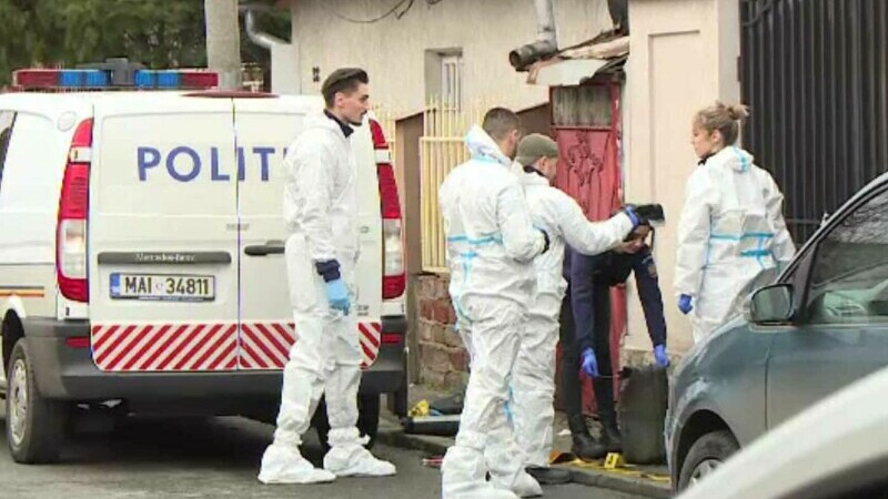 Doi vasluieni au ajuns în stare gravă la spital după ce au căzut de pe acoperiș, la locul de muncă