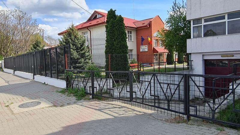 Doi copii de 3 ani au dispărut de la o grădiniță din Vaslui, însă reprezentanții unității școlare nu au alertat inițial poliția. O femeie i-a găsit, după aproape două ore, singuri pe stradă
