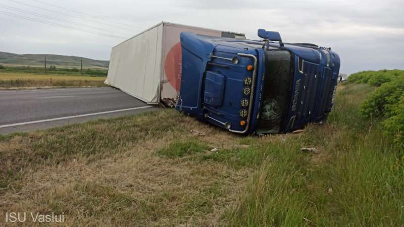 Accident grav lângă Bârlad. Un TIR s-a răsturnat pe șosea