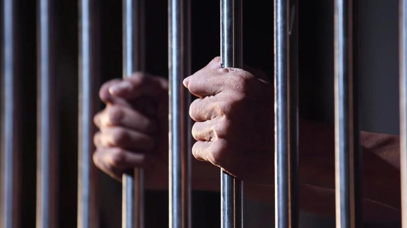 Un bărbat a fost condamnat la închisoare pentru că și-a pălmuit fiul de 15 ani. Ce făcuse băiatul?