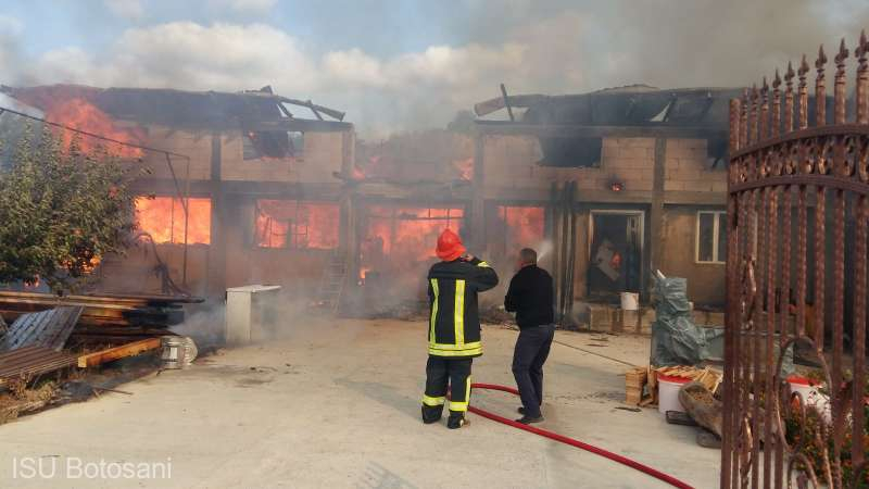 Trei case distruse de un incendiu, la Botoșani