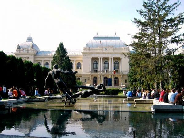 Zeci de mii de tineri vor la Iași, la Universitate!