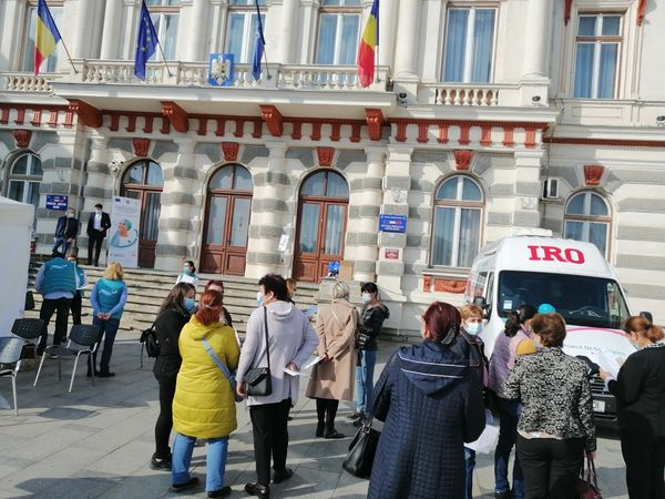 Caravana IRO a ajuns la Bacău - testări gratuite pentru cancerul de col uterin