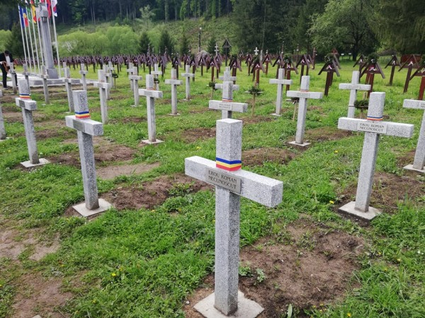 INCREDIBIL! Crucile soldaților români din cimitirul de la Valea Uzului vor fi înlăturate