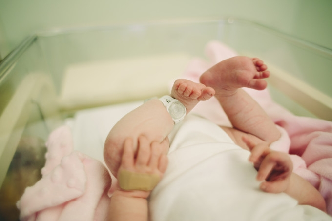 Bebeluş suspect de îmbolnăvire cu noul coronavirus