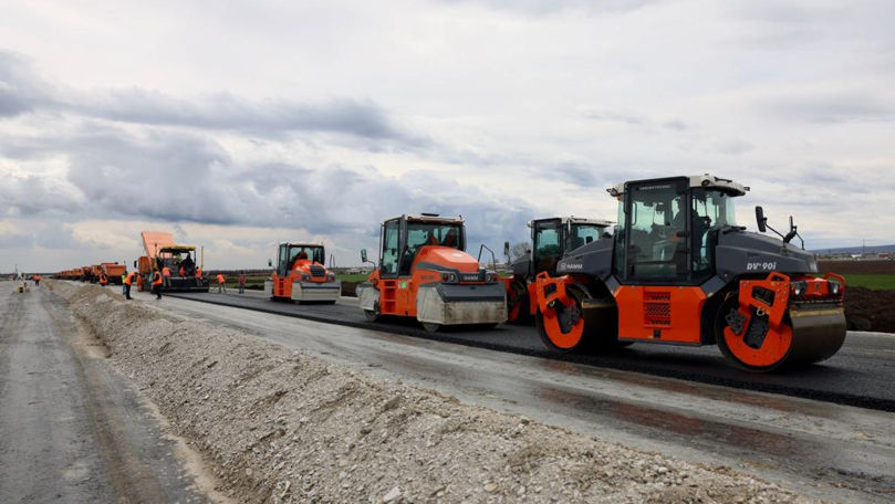 Au fost turnați primii kilometri de asfalt de pe autostrada A7 Moldova