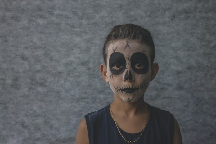 Adrian Papahagi susține că Halloween-ul ar fi o „sărbătoare creștină” și cine crede altfel este „prostovan”. Patriarhia Română afirmă că Halloween-ul are origini păgâne și îndeamnă la practici oculte