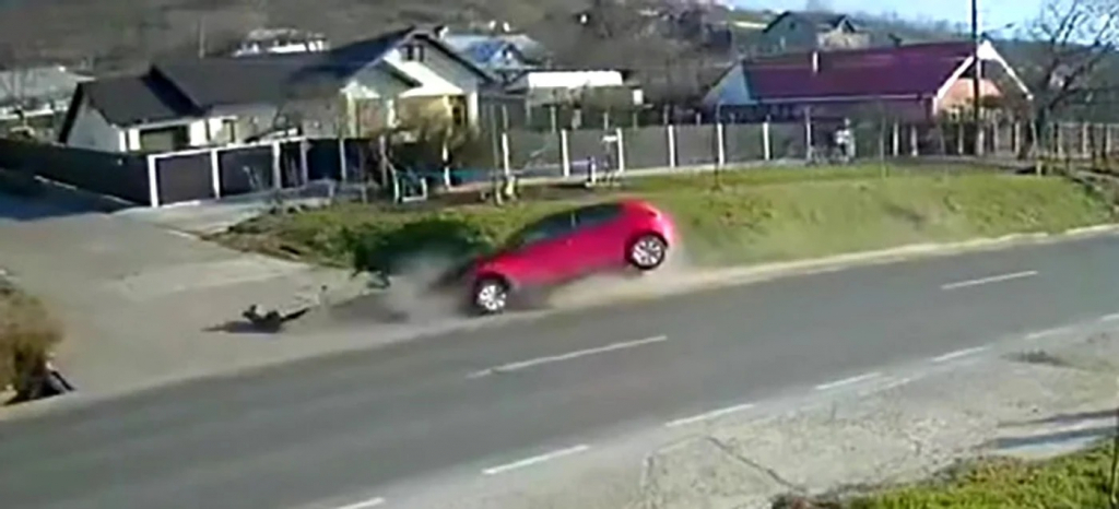 Momentul în care un tânăr intră violent cu mașina într-un cap de pod. Șoferul a fost transportat la spital