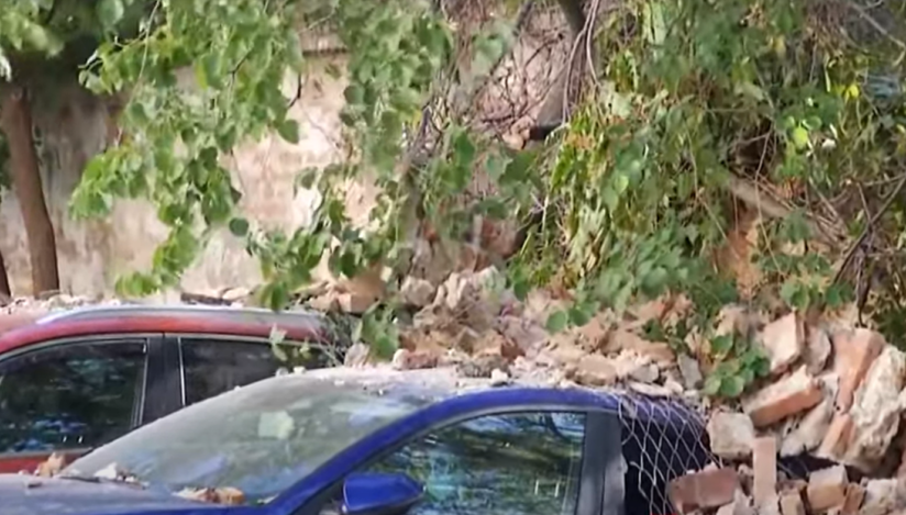 Un zid s-a prăbușit peste mai multe maşini dintr-o parcare din București