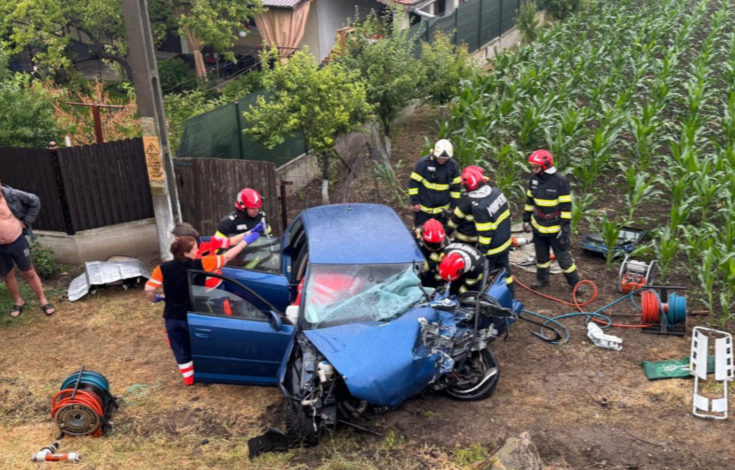 Impact devastator pe DN24: un șofer a fost scos dintre fiarele contorsionate și transportat la spital în stare gravă