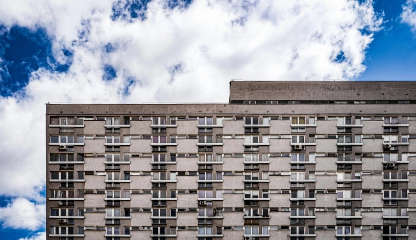 Pachetele misterioase de pe ușile apartamentelor din Botoșani scot la iveală o realitate tristă. Ce se întâmplă cu locuitorii orașului din Moldova