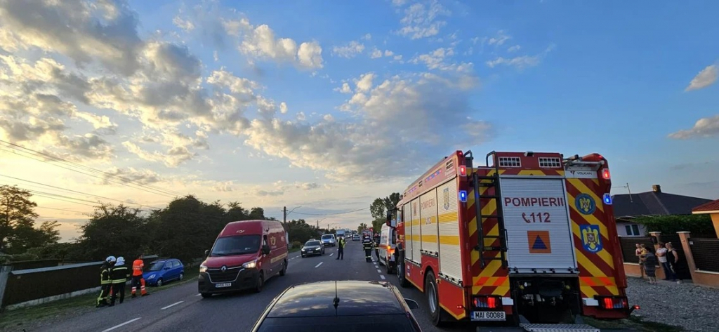 Accident grav în județul Bacău. Un autocar cu 20 de pasageri s-a ciocnit cu o mașină: 3 persoane inconștiente