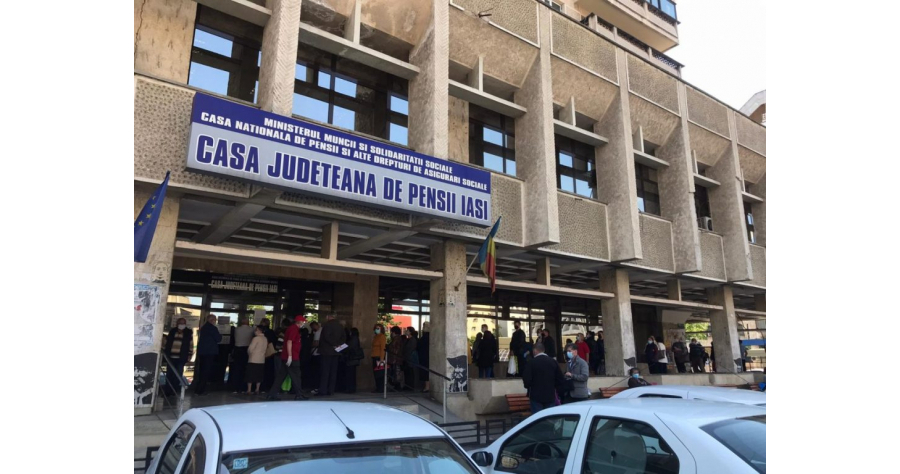 Sute de pensionari au luat cu asalt ghişeele Casei de Pensii Iași